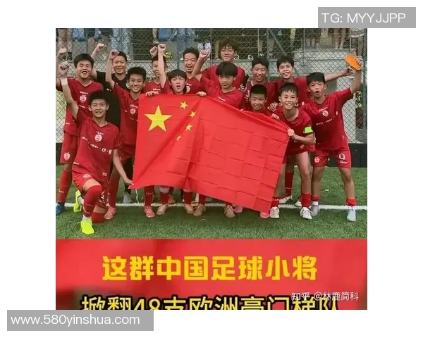 中国足球明星街头风采大揭秘与粉丝亲密互动瞬间分享